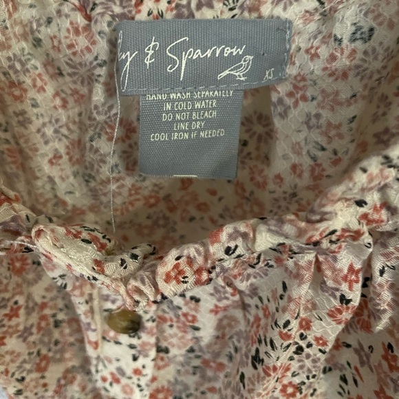 button up blouse 🌸 - Picture 2 of 3